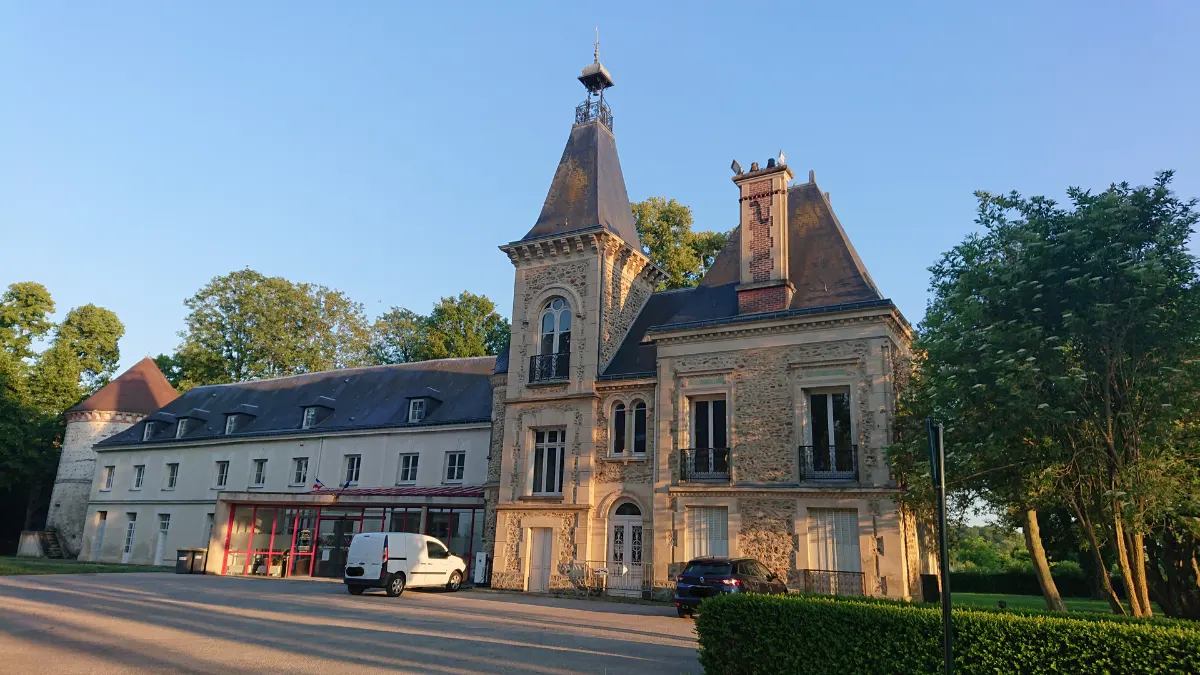 Château de Chessy dans la lumière de fin de journée