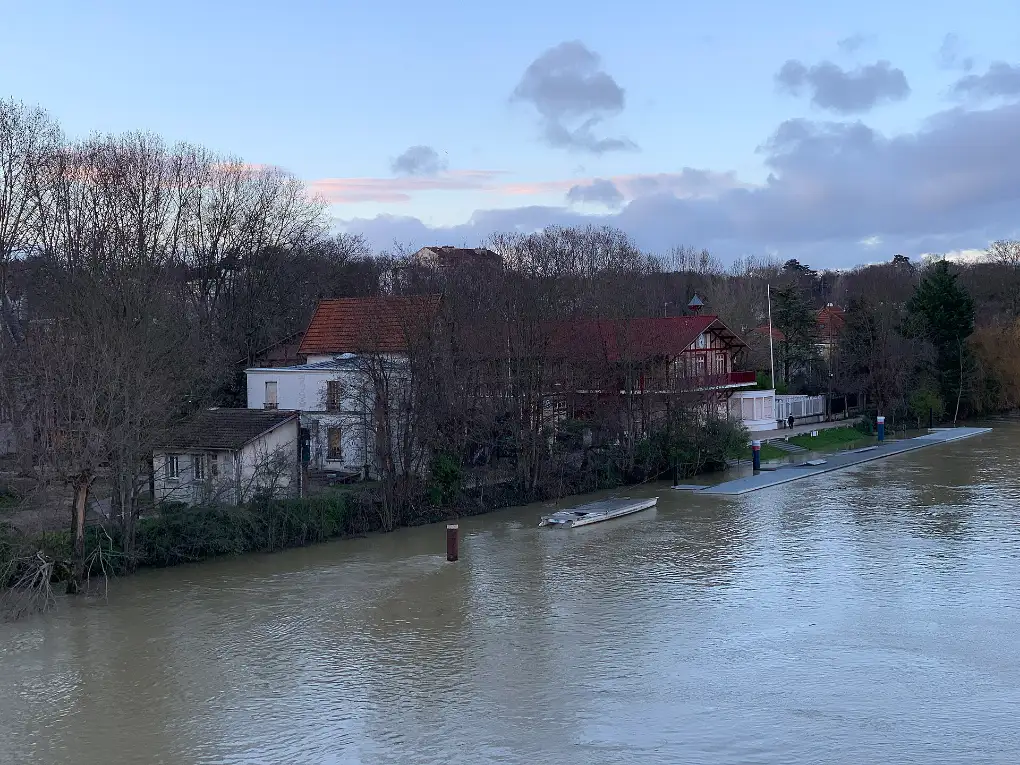 La Marne au crépuscule devant l'établissement nautique de Joinville-le-Pont