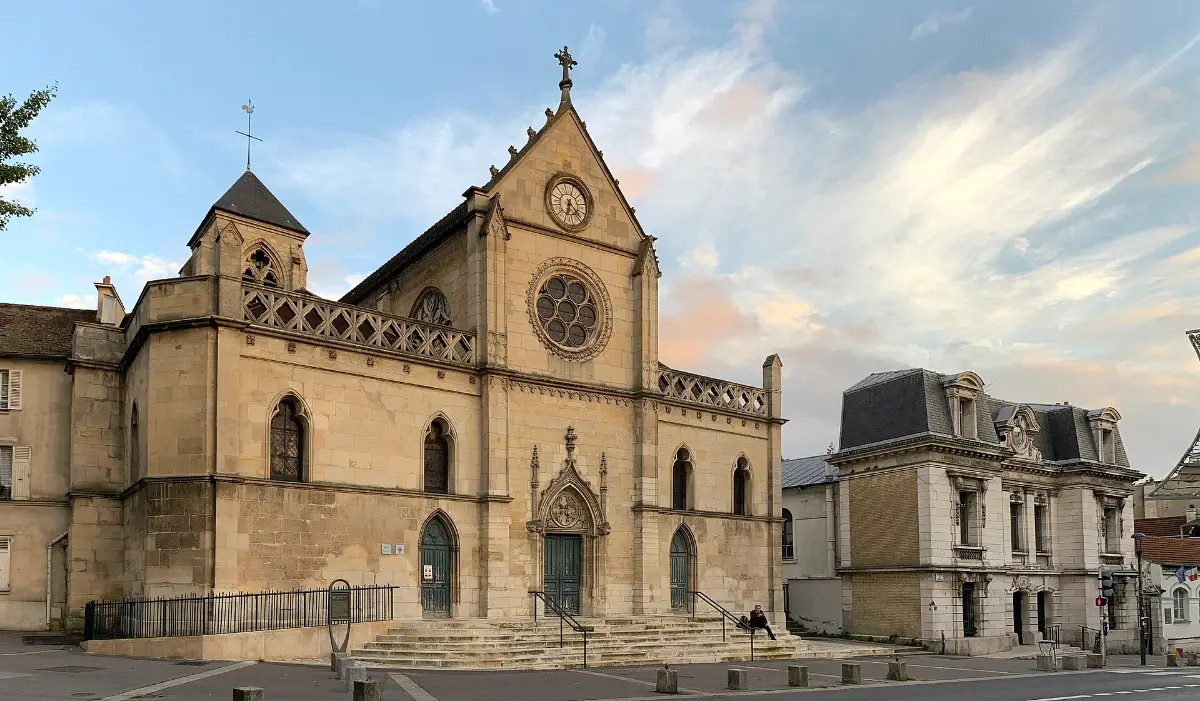 Église Saint-Pierre-et-Saint-Paul de Montreuil au coucher du soleil