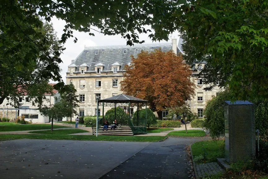 Parc Pablo-Neruda à Villejuif en automne, la mairie au fond